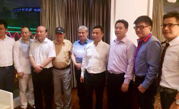 郑建龙总裁与金融圈知名人士进行交流探讨